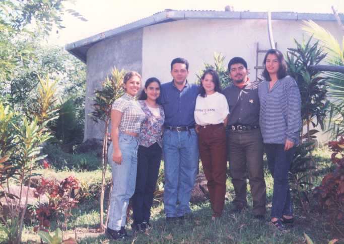 Pe�a y amigos.jpg (44478 bytes)